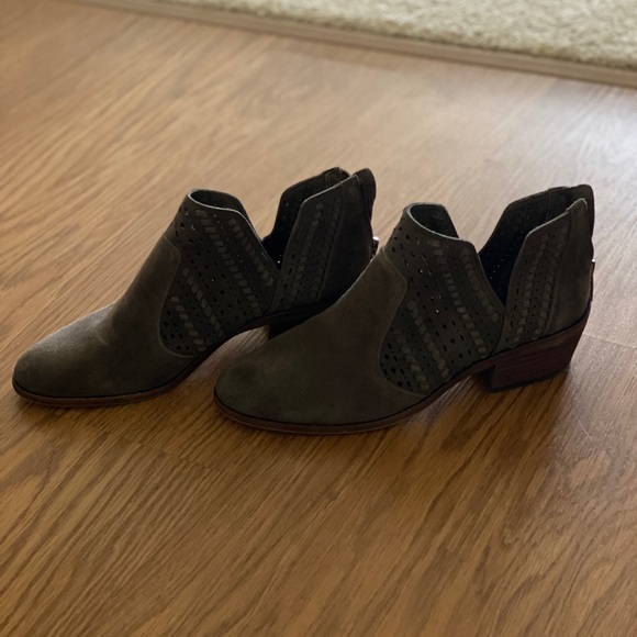 ✨SALE✨ Vince Camuto low heel booties - Picture 2 of 6